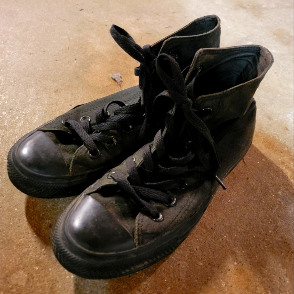 Womens all black Hightop converse